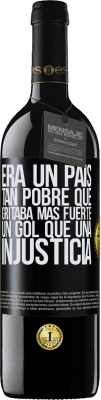 39,95 € Envío gratis | Vino Tinto Edición RED MBE Reserva Era un país tan pobre que gritaba más fuerte un gol que una injusticia Etiqueta Negra. Etiqueta personalizable Reserva 12 Meses Cosecha 2015 Tempranillo