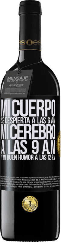 39,95 € Envío gratis | Vino Tinto Edición RED MBE Reserva Mi cuerpo se despierta a las 6 a.m. Mi cerebro a las 9 a.m. y mi buen humor a las 12 p.m Etiqueta Negra. Etiqueta personalizable Reserva 12 Meses Cosecha 2015 Tempranillo