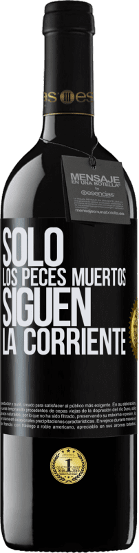 39,95 € Envío gratis | Vino Tinto Edición RED MBE Reserva Sólo los peces muertos siguen la corriente Etiqueta Negra. Etiqueta personalizable Reserva 12 Meses Cosecha 2015 Tempranillo