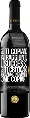 39,95 € Spedizione Gratuita | Vino rosso Edizione RED MBE Riserva Se ti copiano, hai raggiunto il successo. Se ti criticano, non sanno nemmeno come copiarti Etichetta Nera. Etichetta personalizzabile Riserva 12 Mesi Raccogliere 2015 Tempranillo