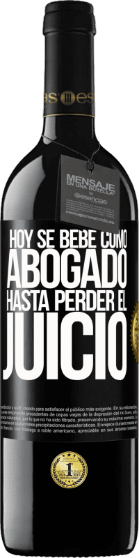 39,95 € Envío gratis | Vino Tinto Edición RED MBE Reserva Hoy se bebe como abogado. Hasta perder el juicio Etiqueta Negra. Etiqueta personalizable Reserva 12 Meses Cosecha 2015 Tempranillo