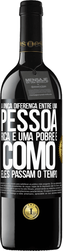 39,95 € Envio grátis | Vinho tinto Edição RED MBE Reserva A única diferença entre uma pessoa rica e uma pobre é como eles passam o tempo Etiqueta Preta. Etiqueta personalizável Reserva 12 Meses Colheita 2015 Tempranillo