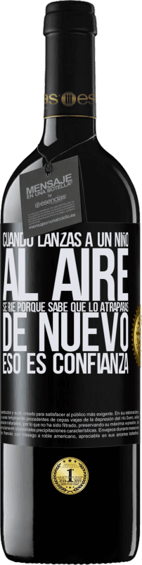 39,95 € Envío gratis | Vino Tinto Edición RED MBE Reserva Cuando lanzas a un niño al aire, se ríe porque sabe que lo atraparás de nuevo. ESO ES CONFIANZA Etiqueta Negra. Etiqueta personalizable Reserva 12 Meses Cosecha 2015 Tempranillo