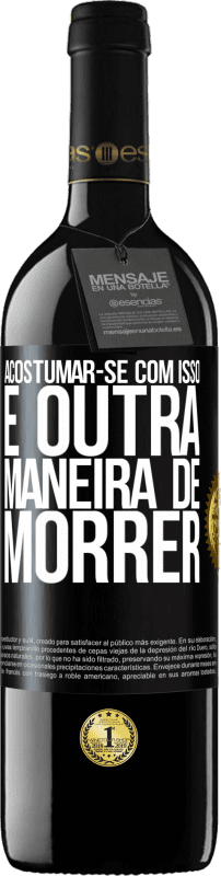 39,95 € Envio grátis | Vinho tinto Edição RED MBE Reserva Acostumar-se com isso é outra maneira de morrer Etiqueta Preta. Etiqueta personalizável Reserva 12 Meses Colheita 2015 Tempranillo