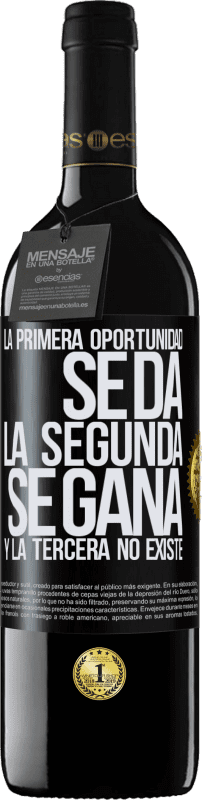 39,95 € Envío gratis | Vino Tinto Edición RED MBE Reserva La primera oportunidad se da, la segunda se gana, y la tercera no existe Etiqueta Negra. Etiqueta personalizable Reserva 12 Meses Cosecha 2015 Tempranillo