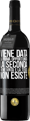 39,95 € Spedizione Gratuita | Vino rosso Edizione RED MBE Riserva Viene data la prima opportunità, la seconda viene vinta e la terza non esiste Etichetta Nera. Etichetta personalizzabile Riserva 12 Mesi Raccogliere 2014 Tempranillo