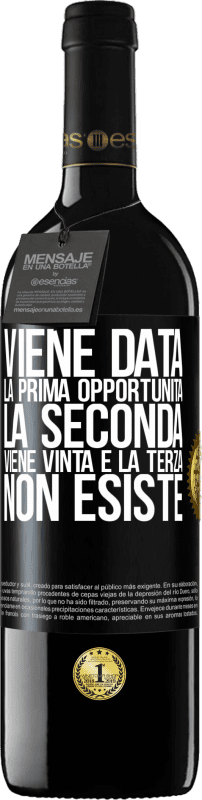 39,95 € Spedizione Gratuita | Vino rosso Edizione RED MBE Riserva Viene data la prima opportunità, la seconda viene vinta e la terza non esiste Etichetta Nera. Etichetta personalizzabile Riserva 12 Mesi Raccogliere 2015 Tempranillo