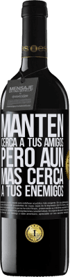 39,95 € Envío gratis | Vino Tinto Edición RED MBE Reserva Mantén cerca a tus amigos, pero aún más cerca a tus enemigos Etiqueta Negra. Etiqueta personalizable Reserva 12 Meses Cosecha 2015 Tempranillo