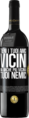 39,95 € Spedizione Gratuita | Vino rosso Edizione RED MBE Riserva Tieni i tuoi amici vicini, ma anche più vicini ai tuoi nemici Etichetta Nera. Etichetta personalizzabile Riserva 12 Mesi Raccogliere 2014 Tempranillo