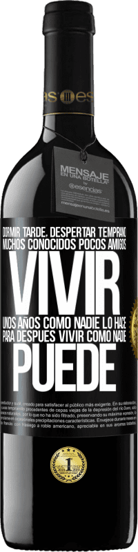 39,95 € Envío gratis | Vino Tinto Edición RED MBE Reserva Dormir tarde, despertar temprano. Muchos conocidos, pocos amigos. Vivir unos años como nadie lo hace, para después vivir Etiqueta Negra. Etiqueta personalizable Reserva 12 Meses Cosecha 2015 Tempranillo