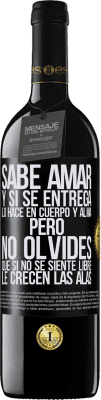 39,95 € Envío gratis | Vino Tinto Edición RED MBE Reserva Sabe amar, y si se entrega, lo hace en cuerpo y alma. Pero, no olvides, que si no se siente libre, le crecen las alas Etiqueta Negra. Etiqueta personalizable Reserva 12 Meses Cosecha 2014 Tempranillo