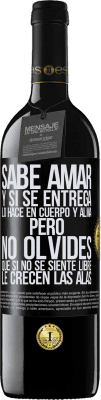 39,95 € Envío gratis | Vino Tinto Edición RED MBE Reserva Sabe amar, y si se entrega, lo hace en cuerpo y alma. Pero, no olvides, que si no se siente libre, le crecen las alas Etiqueta Negra. Etiqueta personalizable Reserva 12 Meses Cosecha 2015 Tempranillo