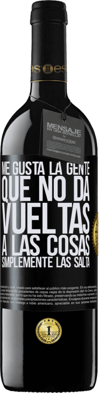 39,95 € Envío gratis | Vino Tinto Edición RED MBE Reserva Me gusta la gente que no da vueltas a las cosas, simplemente las salta Etiqueta Negra. Etiqueta personalizable Reserva 12 Meses Cosecha 2015 Tempranillo