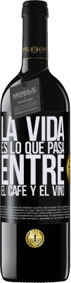 39,95 € Envío gratis | Vino Tinto Edición RED MBE Reserva La vida es lo que pasa entre el café y el vino Etiqueta Negra. Etiqueta personalizable Reserva 12 Meses Cosecha 2015 Tempranillo