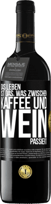 39,95 € Kostenloser Versand | Rotwein RED Ausgabe MBE Reserve Das Leben ist das, was zwischen Kaffee und Wein passiert Schwarzes Etikett. Anpassbares Etikett Reserve 12 Monate Ernte 2014 Tempranillo