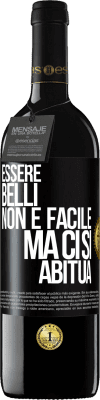 39,95 € Spedizione Gratuita | Vino rosso Edizione RED MBE Riserva Essere belli non è facile, ma ci si abitua Etichetta Nera. Etichetta personalizzabile Riserva 12 Mesi Raccogliere 2015 Tempranillo