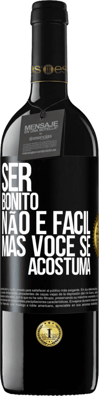 39,95 € Envio grátis | Vinho tinto Edição RED MBE Reserva Ser bonito não é fácil, mas você se acostuma Etiqueta Preta. Etiqueta personalizável Reserva 12 Meses Colheita 2015 Tempranillo