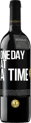 39,95 € Free Shipping | Red Wine RED Edition MBE Reserve One day at a time Black Label. Customizable label Reserve 12 Months Harvest 2015 Tempranillo