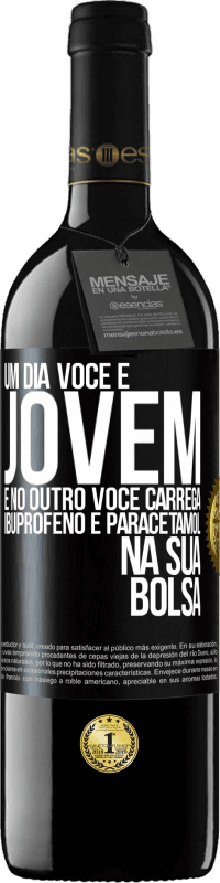 39,95 € Envio grátis | Vinho tinto Edição RED MBE Reserva Um dia você é jovem e no outro você carrega ibuprofeno e paracetamol na sua bolsa Etiqueta Preta. Etiqueta personalizável Reserva 12 Meses Colheita 2015 Tempranillo