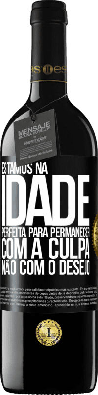 39,95 € Envio grátis | Vinho tinto Edição RED MBE Reserva Estamos na idade perfeita, para permanecer com a culpa, não com o desejo Etiqueta Preta. Etiqueta personalizável Reserva 12 Meses Colheita 2015 Tempranillo