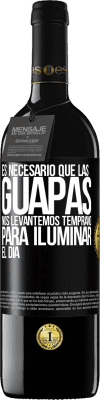 39,95 € Envío gratis | Vino Tinto Edición RED MBE Reserva Es necesario que las guapas nos levantemos temprano para iluminar el día Etiqueta Negra. Etiqueta personalizable Reserva 12 Meses Cosecha 2014 Tempranillo