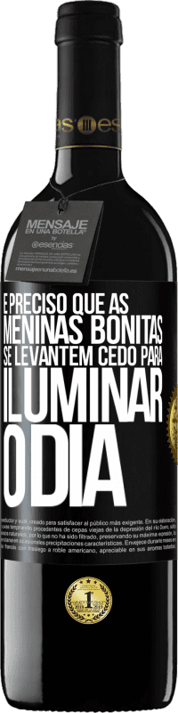 39,95 € Envio grátis | Vinho tinto Edição RED MBE Reserva É preciso que as meninas bonitas se levantem cedo para iluminar o dia Etiqueta Preta. Etiqueta personalizável Reserva 12 Meses Colheita 2015 Tempranillo