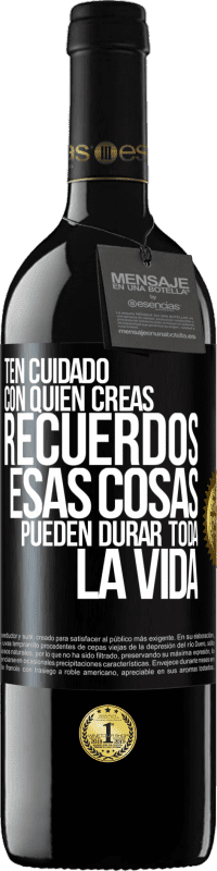 39,95 € Envío gratis | Vino Tinto Edición RED MBE Reserva Ten cuidado con quién creas recuerdos. Esas cosas pueden durar toda la vida Etiqueta Negra. Etiqueta personalizable Reserva 12 Meses Cosecha 2015 Tempranillo