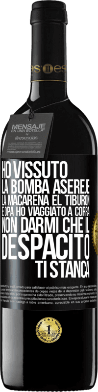 39,95 € Spedizione Gratuita | Vino rosso Edizione RED MBE Riserva Ho vissuto La bomba, Aserejé, La Macarena, El Tiburon e Opá, ho viaggiato a corrá. Non darmi che il Despacito ti stanca Etichetta Nera. Etichetta personalizzabile Riserva 12 Mesi Raccogliere 2015 Tempranillo