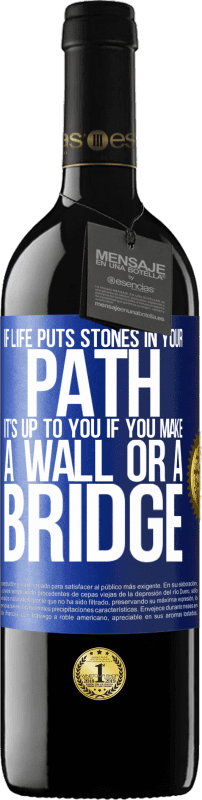 39,95 € 送料無料 | 赤ワイン REDエディション MBE 予約する 人生があなたの道に石を置くなら、壁や橋を作るかどうかはあなた次第です 青いタグ. カスタマイズ可能なラベル 予約する 12 月 収穫 2014 Tempranillo