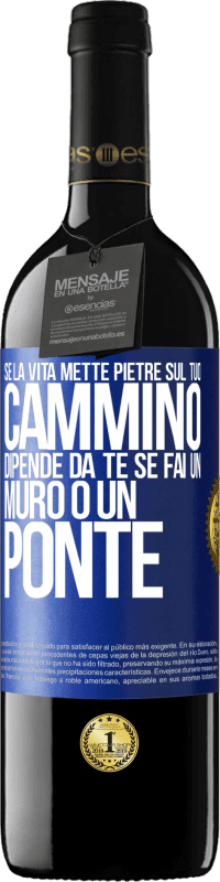 39,95 € Spedizione Gratuita | Vino rosso Edizione RED MBE Riserva Se la vita mette pietre sul tuo cammino, dipende da te se fai un muro o un ponte Etichetta Blu. Etichetta personalizzabile Riserva 12 Mesi Raccogliere 2015 Tempranillo