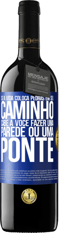 39,95 € Envio grátis | Vinho tinto Edição RED MBE Reserva Se a vida coloca pedras em seu caminho, cabe a você fazer uma parede ou uma ponte Etiqueta Azul. Etiqueta personalizável Reserva 12 Meses Colheita 2015 Tempranillo