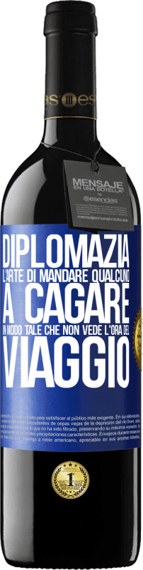 39,95 € Spedizione Gratuita | Vino rosso Edizione RED MBE Riserva Diplomazia. L'arte di mandare qualcuno a cagare in modo tale che non vede l'ora del viaggio Etichetta Blu. Etichetta personalizzabile Riserva 12 Mesi Raccogliere 2015 Tempranillo