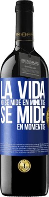 39,95 € Envío gratis | Vino Tinto Edición RED MBE Reserva La vida no se mide en minutos, se mide en momentos Etiqueta Azul. Etiqueta personalizable Reserva 12 Meses Cosecha 2015 Tempranillo