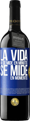 39,95 € Envío gratis | Vino Tinto Edición RED MBE Reserva La vida no se mide en minutos, se mide en momentos Etiqueta Azul. Etiqueta personalizable Reserva 12 Meses Cosecha 2016 Tempranillo