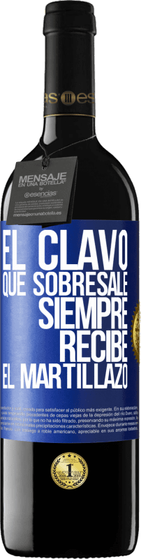 39,95 € Envío gratis | Vino Tinto Edición RED MBE Reserva El clavo que sobresale siempre recibe el martillazo Etiqueta Azul. Etiqueta personalizable Reserva 12 Meses Cosecha 2015 Tempranillo