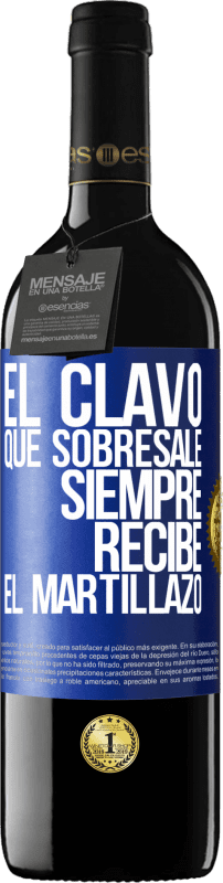 39,95 € Envío gratis | Vino Tinto Edición RED MBE Reserva El clavo que sobresale siempre recibe el martillazo Etiqueta Azul. Etiqueta personalizable Reserva 12 Meses Cosecha 2016 Tempranillo