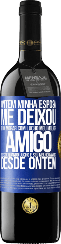 39,95 € Envio grátis | Vinho tinto Edição RED MBE Reserva Ontem minha esposa me deixou e foi morar com Lucho, meu melhor amigo. E desde quando Lucho é seu melhor amigo? Desde ontem Etiqueta Azul. Etiqueta personalizável Reserva 12 Meses Colheita 2015 Tempranillo