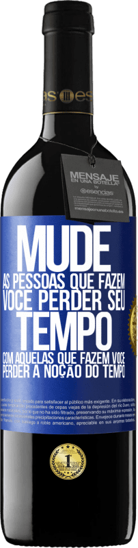 39,95 € Envio grátis | Vinho tinto Edição RED MBE Reserva Mude as pessoas que fazem você perder seu tempo com aquelas que fazem você perder a noção do tempo Etiqueta Azul. Etiqueta personalizável Reserva 12 Meses Colheita 2015 Tempranillo