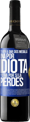 39,95 € Envío gratis | Vino Tinto Edición RED MBE Reserva Te voy a dar dos medallas: Una por idiota y otra por si la pierdes Etiqueta Azul. Etiqueta personalizable Reserva 12 Meses Cosecha 2014 Tempranillo