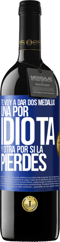 39,95 € Envío gratis | Vino Tinto Edición RED MBE Reserva Te voy a dar dos medallas: Una por idiota y otra por si la pierdes Etiqueta Azul. Etiqueta personalizable Reserva 12 Meses Cosecha 2015 Tempranillo