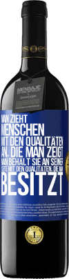 39,95 € Kostenloser Versand | Rotwein RED Ausgabe MBE Reserve Man zieht Menschen mit den Qualitäten an, die man zeigt. Man behält sie an seiner Seite mit den Qualitäten, die man besitzt Blaue Markierung. Anpassbares Etikett Reserve 12 Monate Ernte 2015 Tempranillo