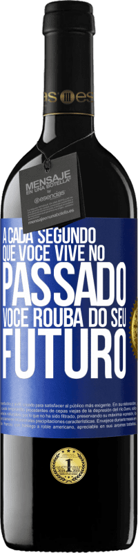 39,95 € Envio grátis | Vinho tinto Edição RED MBE Reserva A cada segundo que você vive no passado, você rouba do seu futuro Etiqueta Azul. Etiqueta personalizável Reserva 12 Meses Colheita 2015 Tempranillo