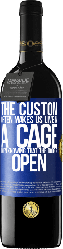 39,95 € Бесплатная доставка | Красное вино Издание RED MBE Бронировать Обычай часто заставляет нас жить в клетке, даже зная, что дверь открыта Синяя метка. Настраиваемая этикетка Бронировать 12 Месяцы Урожай 2015 Tempranillo
