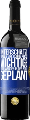 39,95 € Kostenloser Versand | Rotwein RED Ausgabe MBE Reserve Unterschätze niemals eine ruhige Person, wichtige Dinge werden in der Stille geplant Blaue Markierung. Anpassbares Etikett Reserve 12 Monate Ernte 2015 Tempranillo