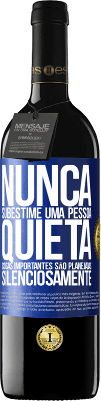 39,95 € Envio grátis | Vinho tinto Edição RED MBE Reserva Nunca subestime uma pessoa quieta, coisas importantes são planejadas silenciosamente Etiqueta Azul. Etiqueta personalizável Reserva 12 Meses Colheita 2015 Tempranillo