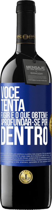 39,95 € Envio grátis | Vinho tinto Edição RED MBE Reserva Você tenta fugir e o que obtém é aprofundar-se por dentro Etiqueta Azul. Etiqueta personalizável Reserva 12 Meses Colheita 2015 Tempranillo