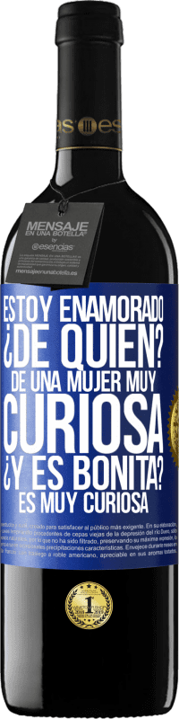 39,95 € Envío gratis | Vino Tinto Edición RED MBE Reserva Estoy enamorado. ¿De quién? De una mujer muy curiosa. ¿Y es bonita? Es muy curiosa Etiqueta Azul. Etiqueta personalizable Reserva 12 Meses Cosecha 2015 Tempranillo