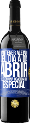 39,95 € Envío gratis | Vino Tinto Edición RED MBE Reserva Mantener alejado del día a día. Abrir sólo en una ocasión muy especial Etiqueta Azul. Etiqueta personalizable Reserva 12 Meses Cosecha 2014 Tempranillo