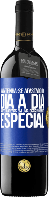 39,95 € Envio grátis | Vinho tinto Edição RED MBE Reserva Mantenha-se afastado do dia a dia. Aberto apenas em uma ocasião muito especial Etiqueta Azul. Etiqueta personalizável Reserva 12 Meses Colheita 2015 Tempranillo