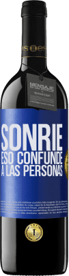 39,95 € Envío gratis | Vino Tinto Edición RED MBE Reserva Sonríe, eso confunde a las personas Etiqueta Azul. Etiqueta personalizable Reserva 12 Meses Cosecha 2015 Tempranillo